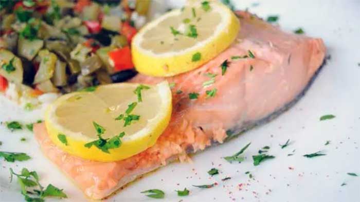 ماهی سالمون بخارپز با لیمو و سبزیجات