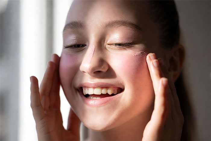 گونه‌ها و هایلایتر برای شادابی جوانی (۵ دقیقه)