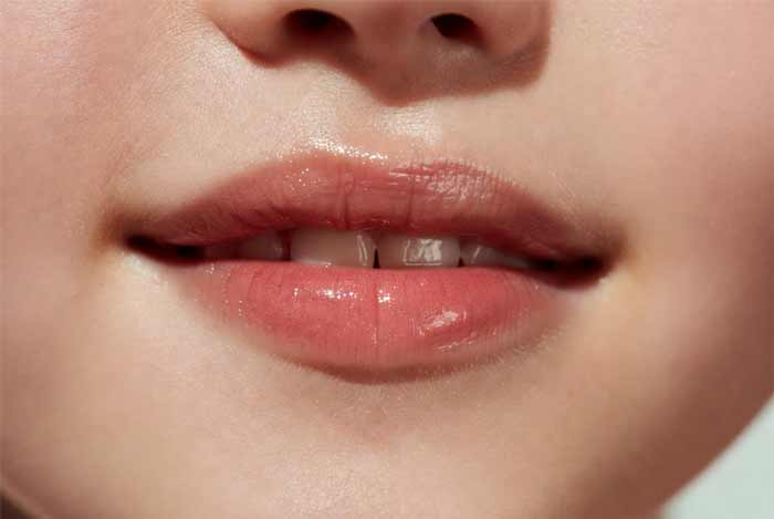 لب‌های آبدار و طبیعی (۵ دقیقه)