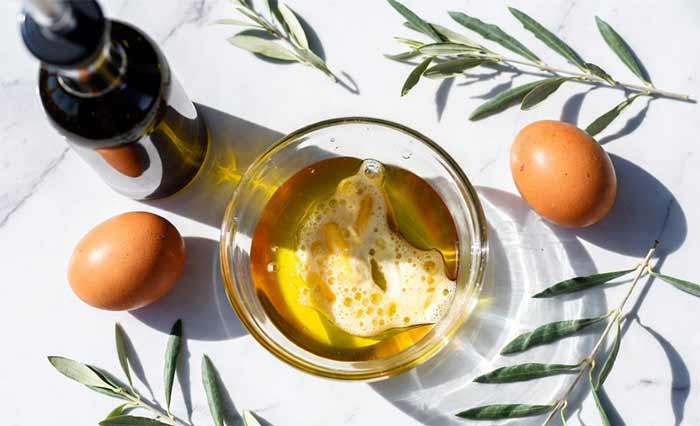 ماسک تخم‌مرغ و روغن زیتون (پروتئین‌دار برای تقویت ریشه)