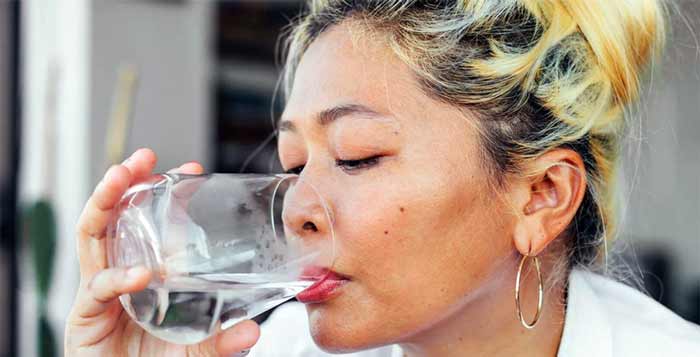 کاهش استرس اکسیداتیو و التهاب مزمن پوست با خوردن آب 