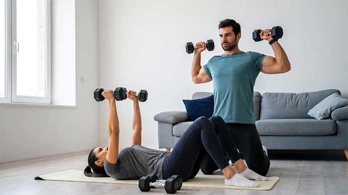 4بهترین برنامه تمرین بالاتنه با دمبل درخانه (تصویری)